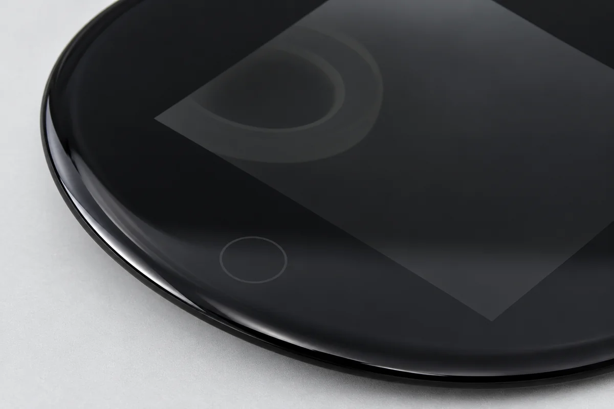 Close view of the rounded edge on a black cover glass